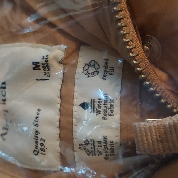 NWT Abercrombie oversized puffer jacket..size M - Picture 6 of 6